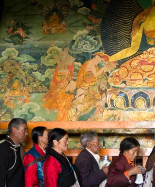 Umrunde einmal den Jokhang-Tempel